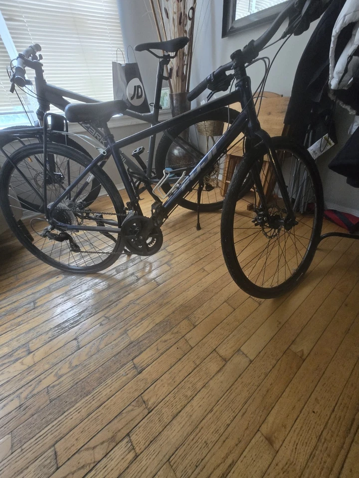 Bicicleta híbrida Fuji Absolute, provavelmente uma 1.9 conhecida por sua versatilidade e velocidade - Imagem 2 de 4