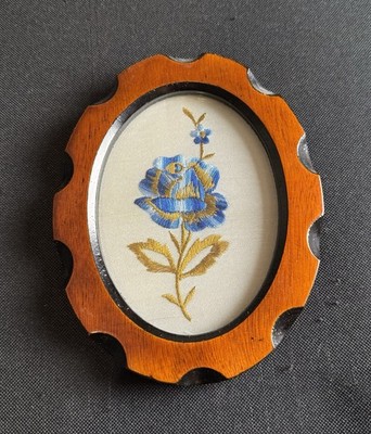 Miniatur blaue Rose Blumenstickerei auf Seide mit ovalem Rahmen