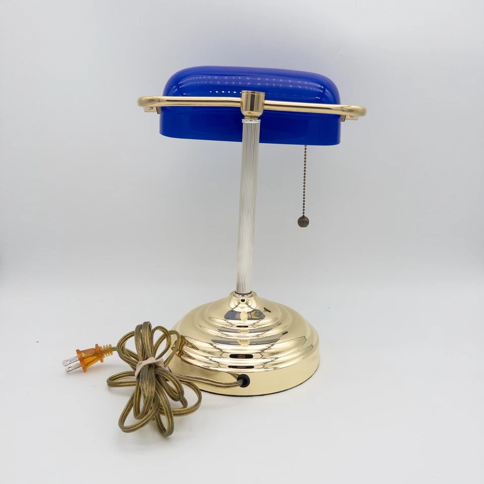 Lámpara de escritorio vintage Bankers vidrio azul con cadena de tracción base de latón 13 pulgadas de alto funcionando Foto 4 de 4