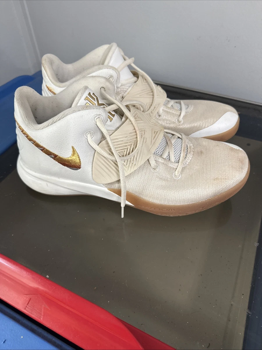 Preços baixos em Nike Kyrie Flytrap 3 White Metallic Gold Gum | eBay