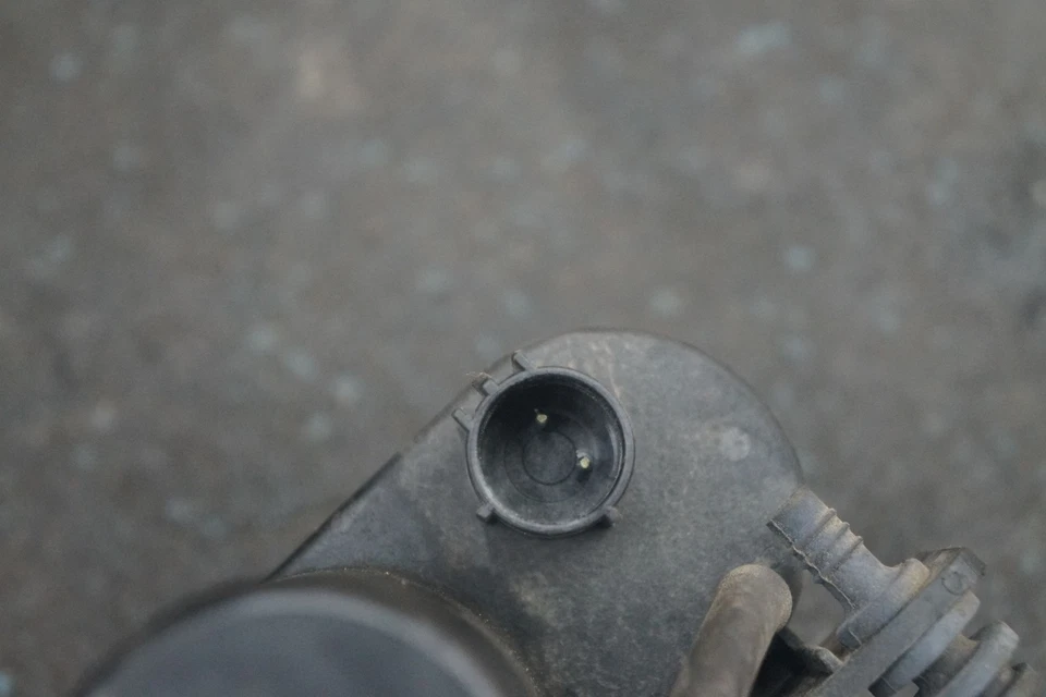 Bomba de vacío de aire eléctrica para motor 4C34-2A451-B OEM Aston Martin DB9 2007 Foto 3 de 4