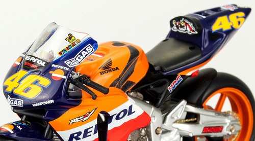 Honda RC211V Valentino Rossi 46 2003 Scala 1:24 Modellino MotoGP World Champion - Foto 6 di 14