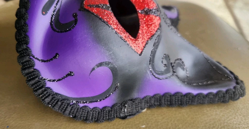 Máscara de mascarada pintada a mano hecha en Venecia Italia muelle 1 importaciones con etiquetas rojas Foto 3 de 4