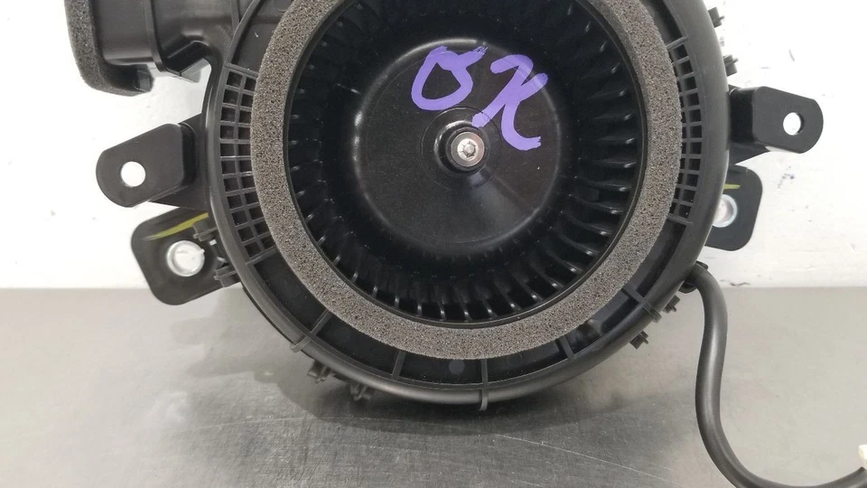 23 TOYOTA SEQUOIA HYBRID BATTERY COOLING FAN RIGHT PASSENGER - Image 3 of 4