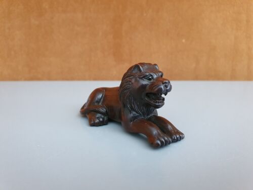 Netsuke, lying lion, wood, Japan, late 19th/early 20th. - Picture 1 of 12