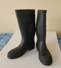 High-quality Servus rubber boots, men's size 11, made in the USA
