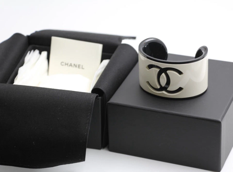 NEW LADIES CHANEL WHITE OUTSIDE & BLACK INSIDE CC LUCITE SPORTY CUFF BRACELET - Image 4 of 4