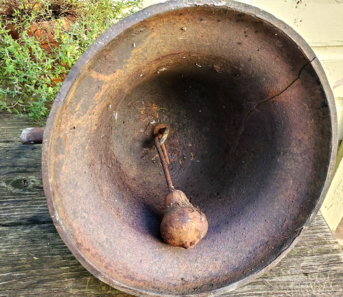 ANTIQUE CAST IRON PRIMITIVE CRACKED FARM SCHOOL CHURCH DINNER BELL - Picture 4 of 8
