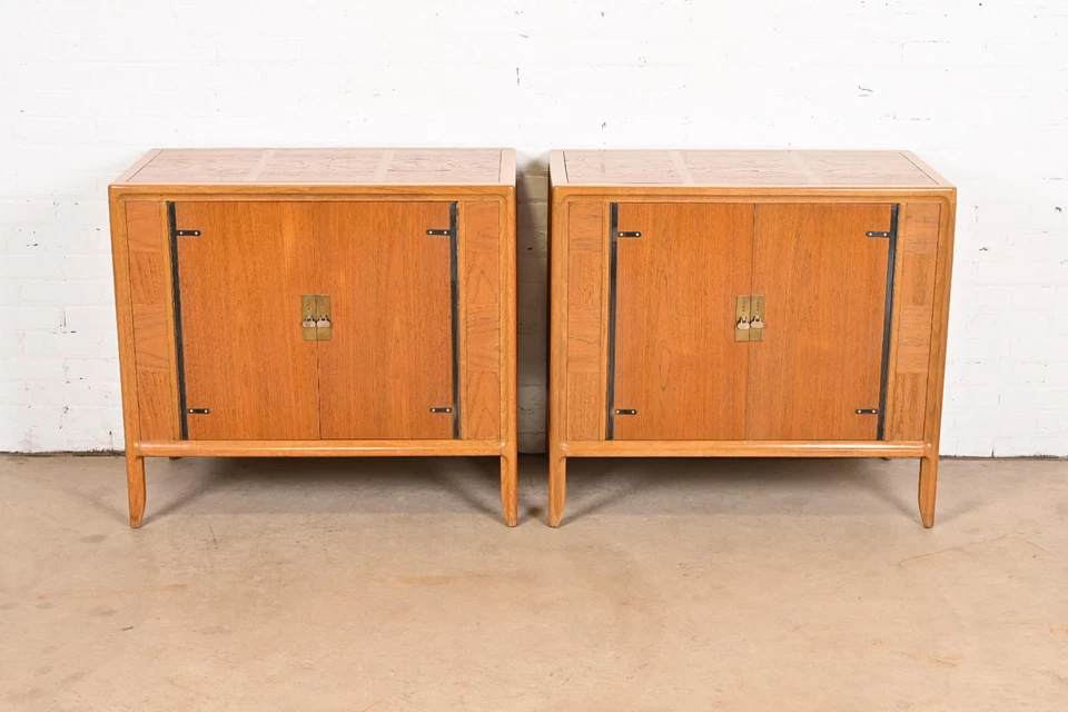 Современные шкафы или прикроватные тумбочки Mastercraft середины века из ореха и латуни, пара - Изображение 4 из 4