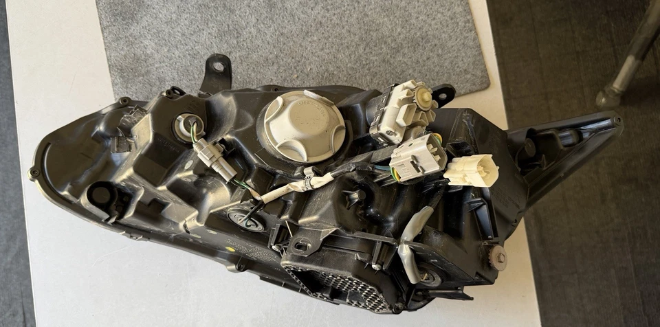 Lexus CT200h Scheinwerfer Rechts Glas beschädigt - Bild 4 von 4