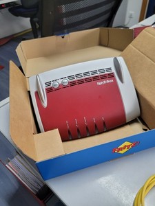 AVM FRITZ!Box Fon WLAN 7390  In Rot/Silber Router mit Netzteil