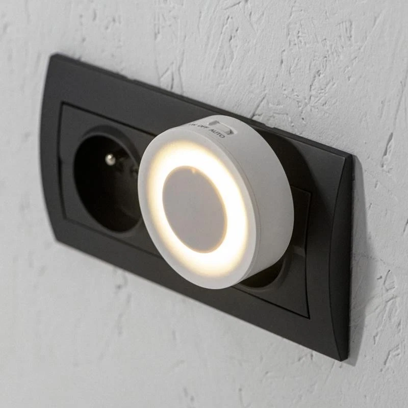Pequeña luz LED nocturna/luz de orientación RIBI, sensor de movimiento y crepúsculo
