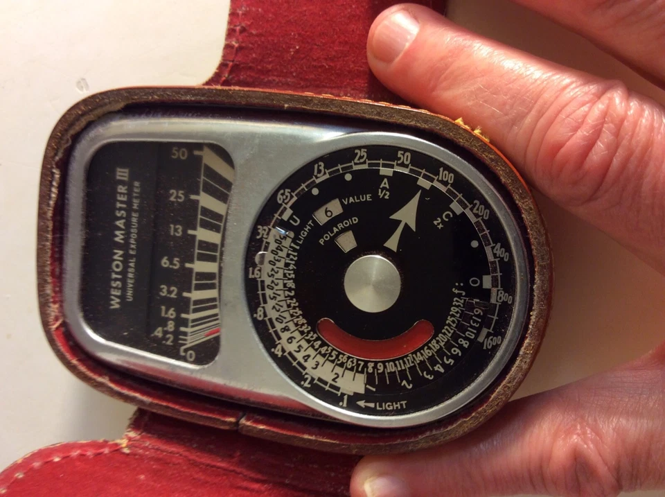 Medidor de luz vintage WESTON MASTER III (3). Dos estuches de cuero. Foto 3 de 4