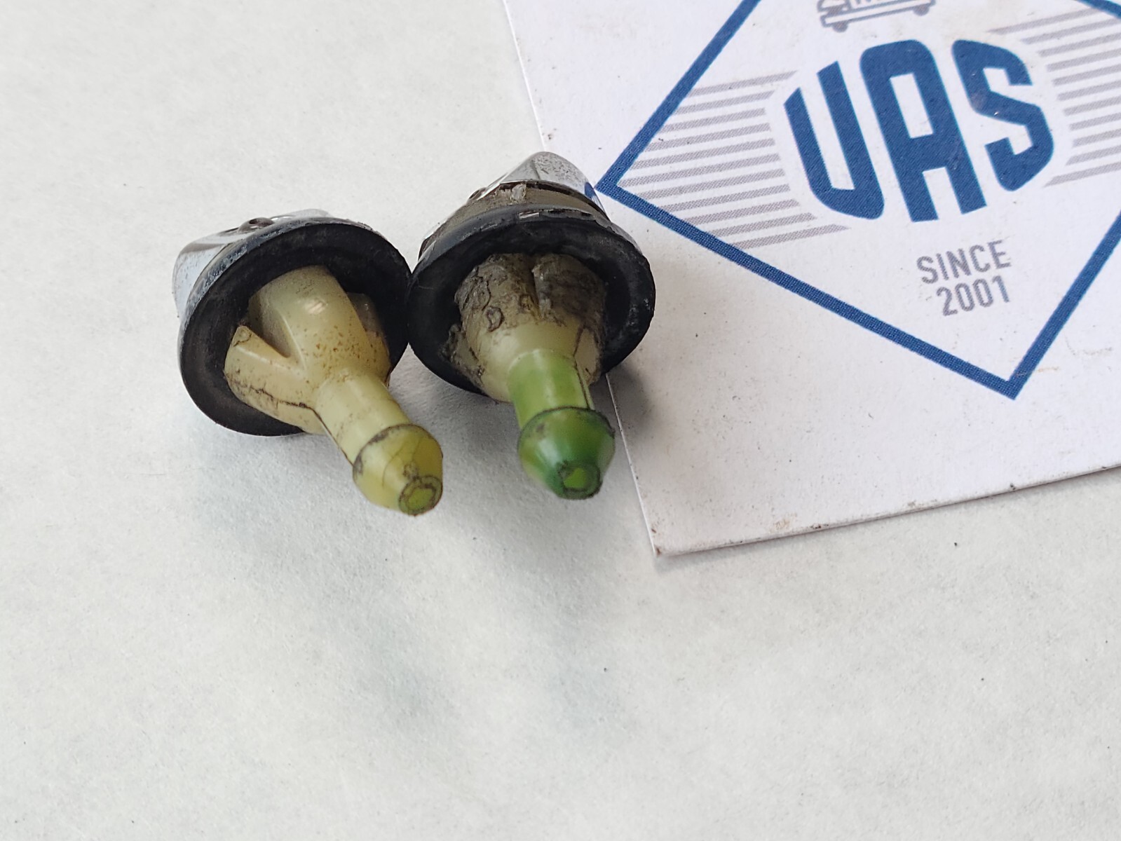 Mercedes R107 450SL Windshield Washer Nozzle Jet Pair 107EC46789 