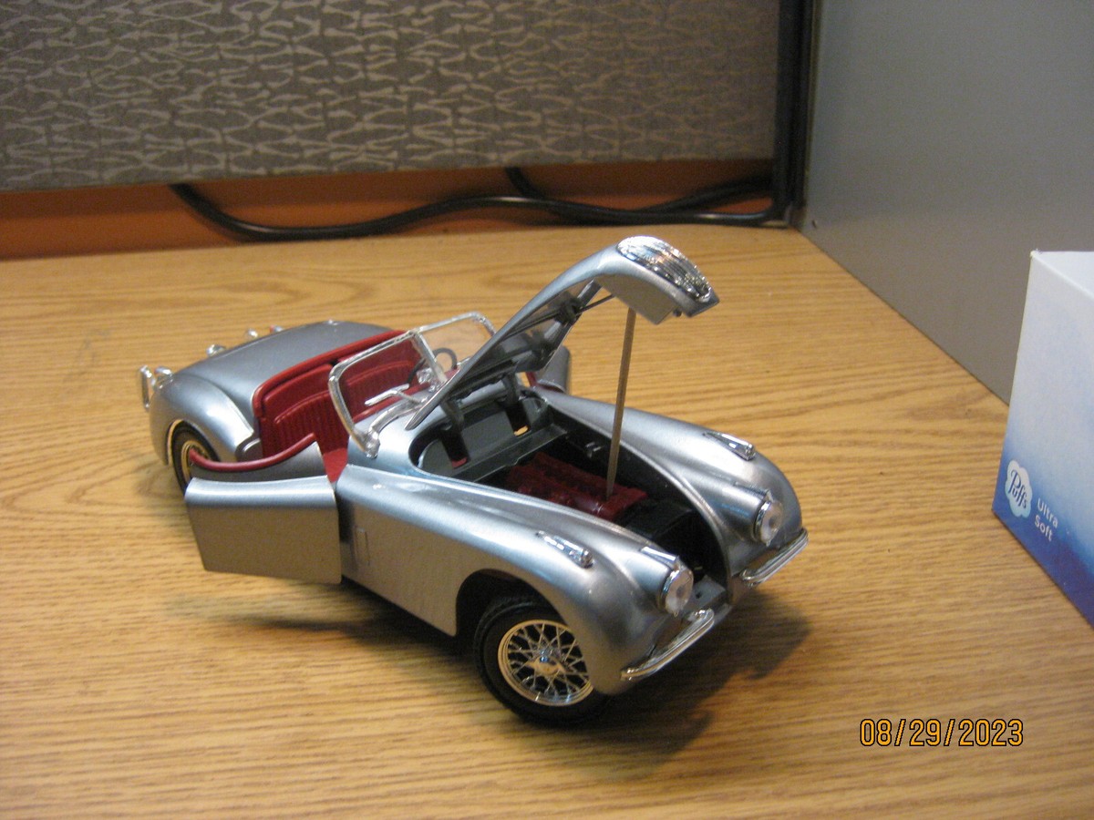 ERTL 1948 Jaguar 1:18 ミニカー 模型 ERTL 1948 Jaguar 1:18 ミニカー