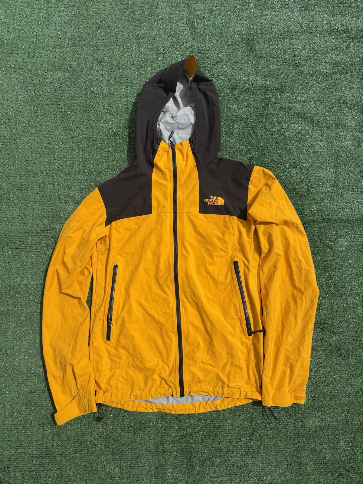 The North Face DryVent Stowable Hooded Jacket for Men in Yellow/Black Size Small