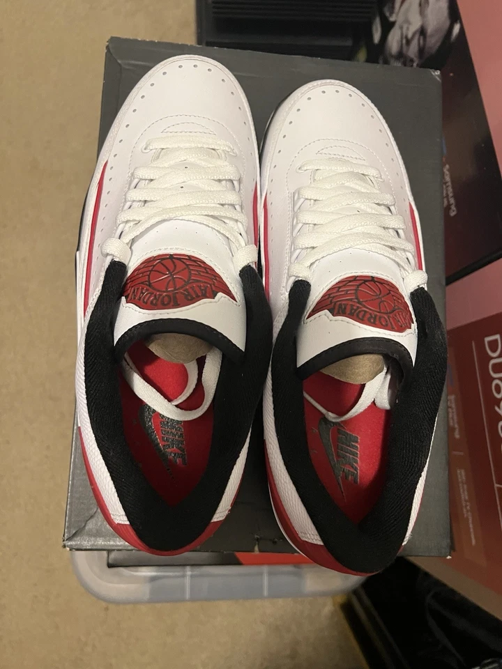 Air Jordan 2 Retro 2016 Low Chicago Size 9.5 White Varsity Red Black 832819 101 - Image 2 of 4