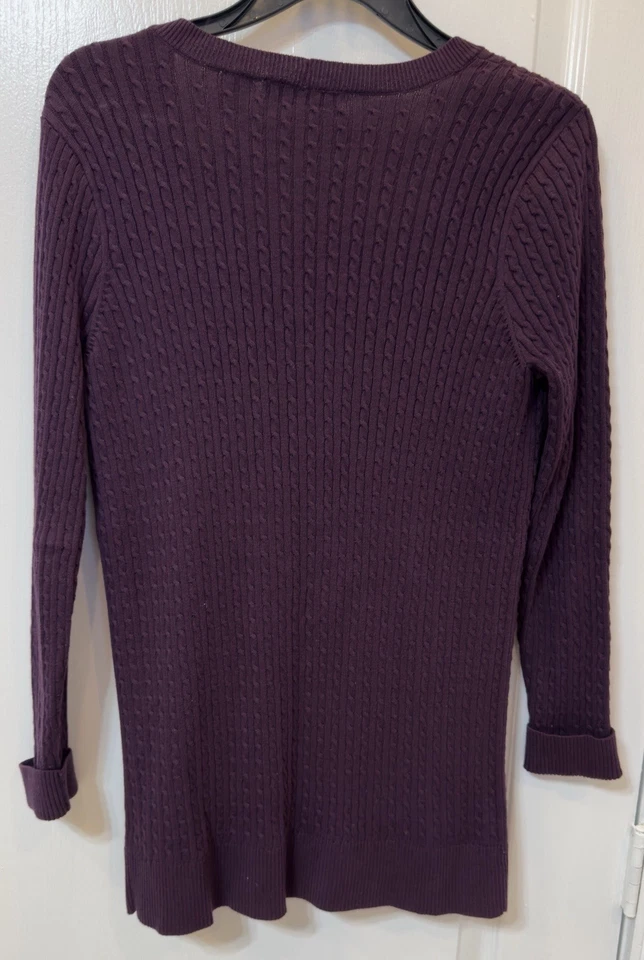 Suéter pequeño Eight Eight púrpura con botones cuello en V para mujer Foto 2 de 4