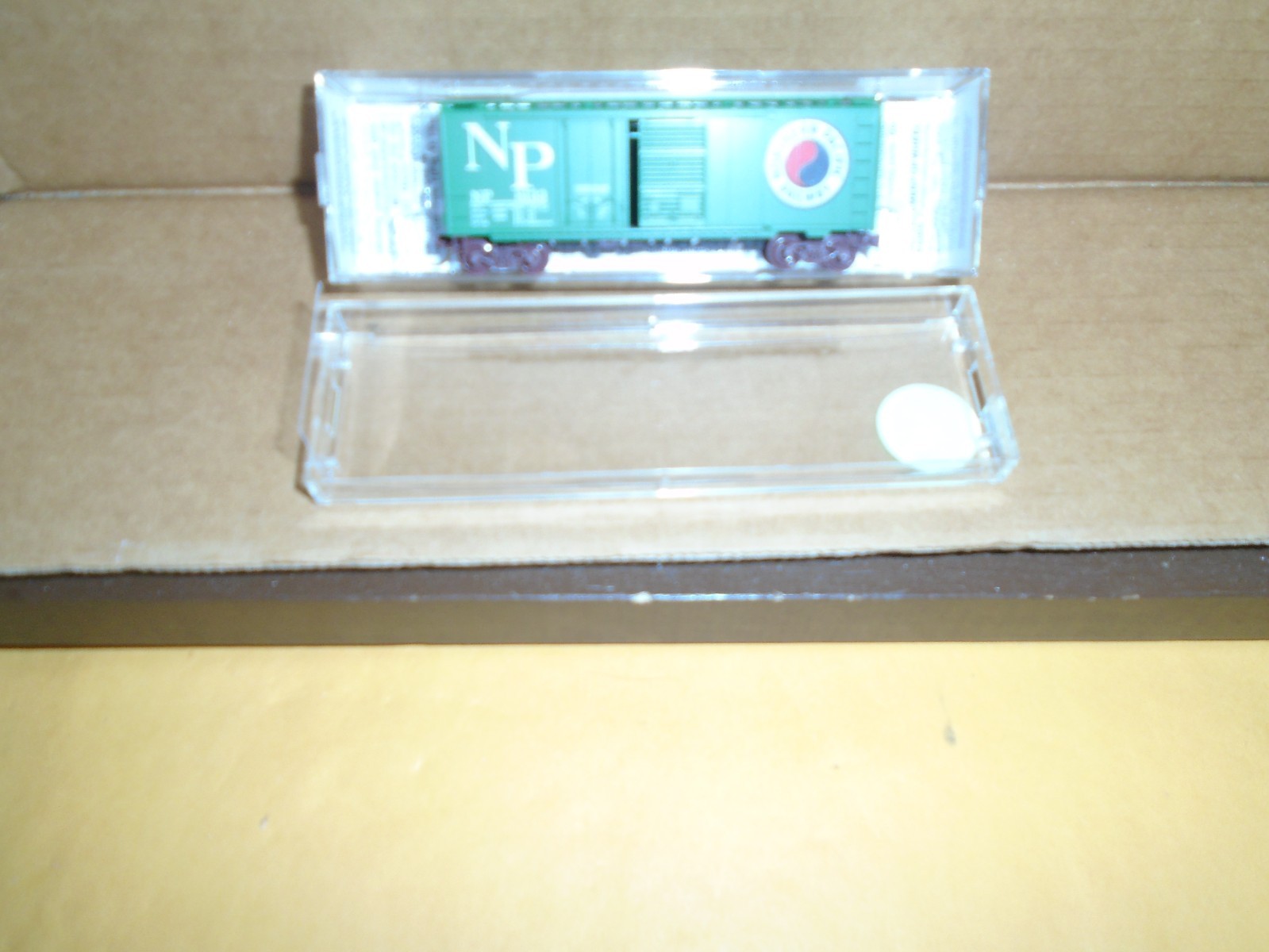 Micro Trains #22090 40' Combo Door Boxcar - Northern Pacific #Np 8133 N (#2)