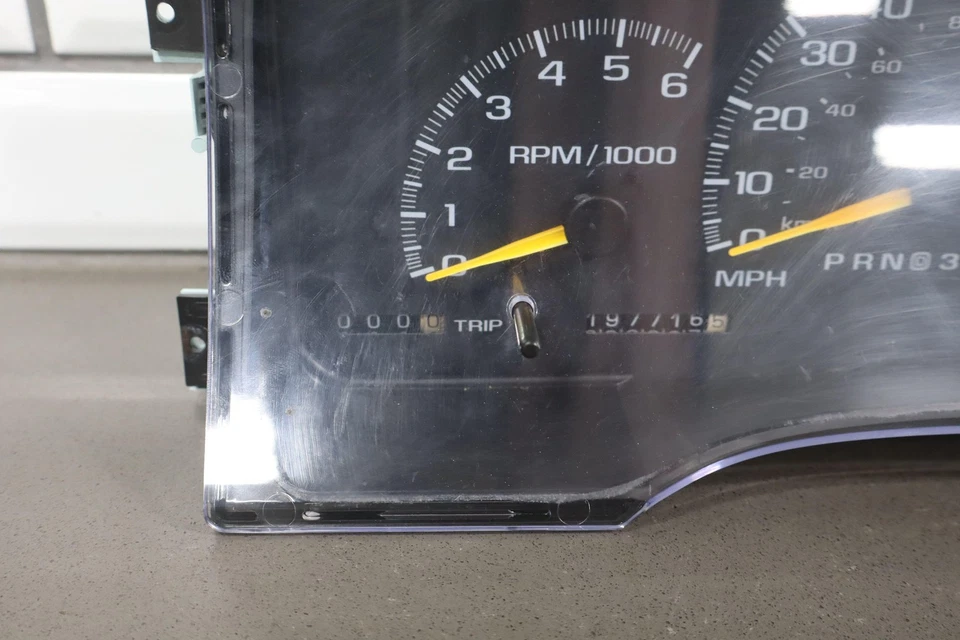 95-00 Chevy Tahoe Yukon GMT400 OBS Speedometer Cluster 197K OEM - Image 3 of 4
