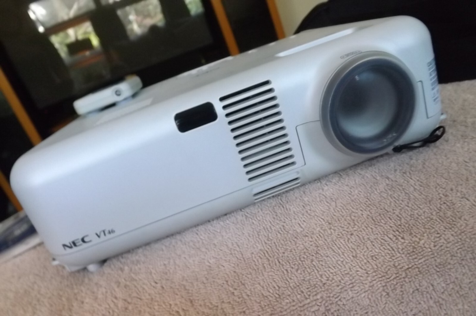 NEC VT46 LCD Projector Portable 4:3 SVGA HD 1080i w/Remote, Bag, BUNDLE ...