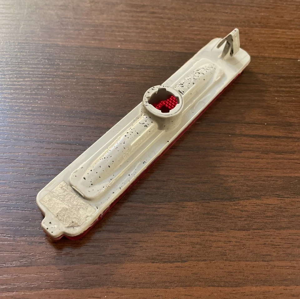 Luz marcadora trasera derecha Cadillac STS CTS OEM GM parte # 16532252 Foto 3 de 4