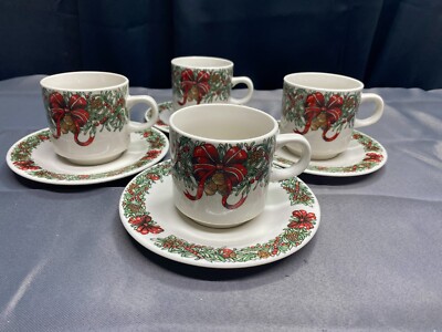 The Cellar ''HOLIDAY WREATH'' 1995 ~ Set of 4 ~ Cups & Saucers ~ 3'' Tall