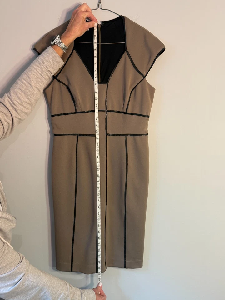 SEXY Cómodo Vestido Maggy London Bronceado Imitación Cuero Acentos Talla 12 Elástico Foto 3 de 4