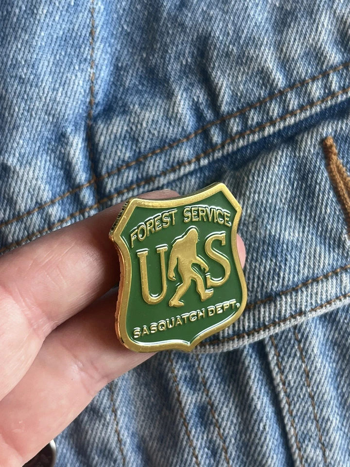 Servicio Forestal de Estados Unidos - Pin Sasquatch esmalte chapado en oro profundo - Excelente estado Foto 2 de 4