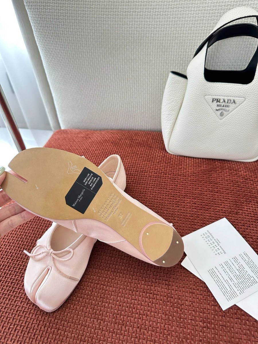 𝐌𝐀𝐈𝐒𝐎𝐍 𝐌𝐀𝐑𝐆𝐈𝐄𝐋𝐀 Tabi Ballet Flats – Elegant Split
