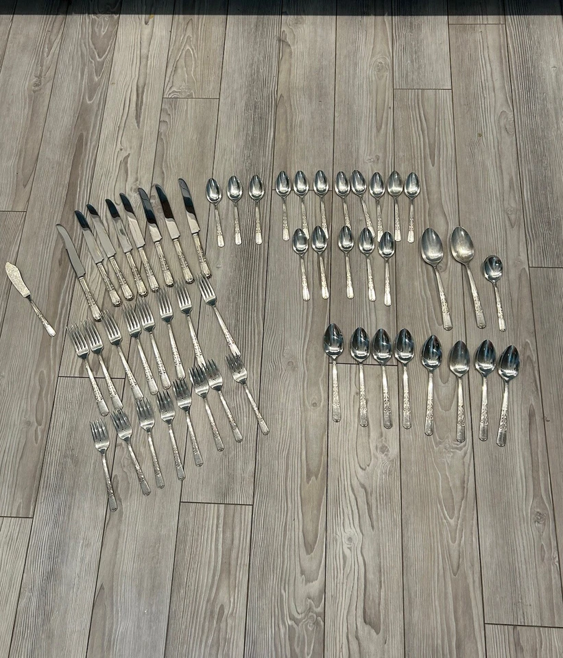 Juego completo de cubiertos Oneida Royal York Tudor Silver Plate 52 piezas Foto 3 de 4