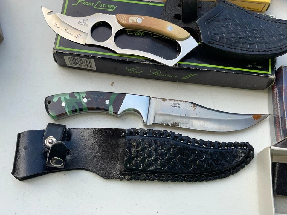 Cuchillo Frost Cutlery Cat Skinner y otros seis con fundas y más Bowie original Foto 4 de 4