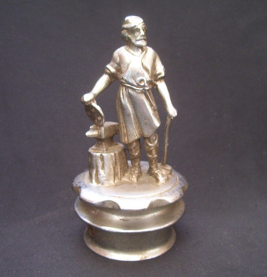 VINTAGE 1930er VULKANISCHER SCHMIED LKW / AUTO RAD KAPPE MASKOTTCHEN ~ LKW MOTORHAUBE ORNAMENT