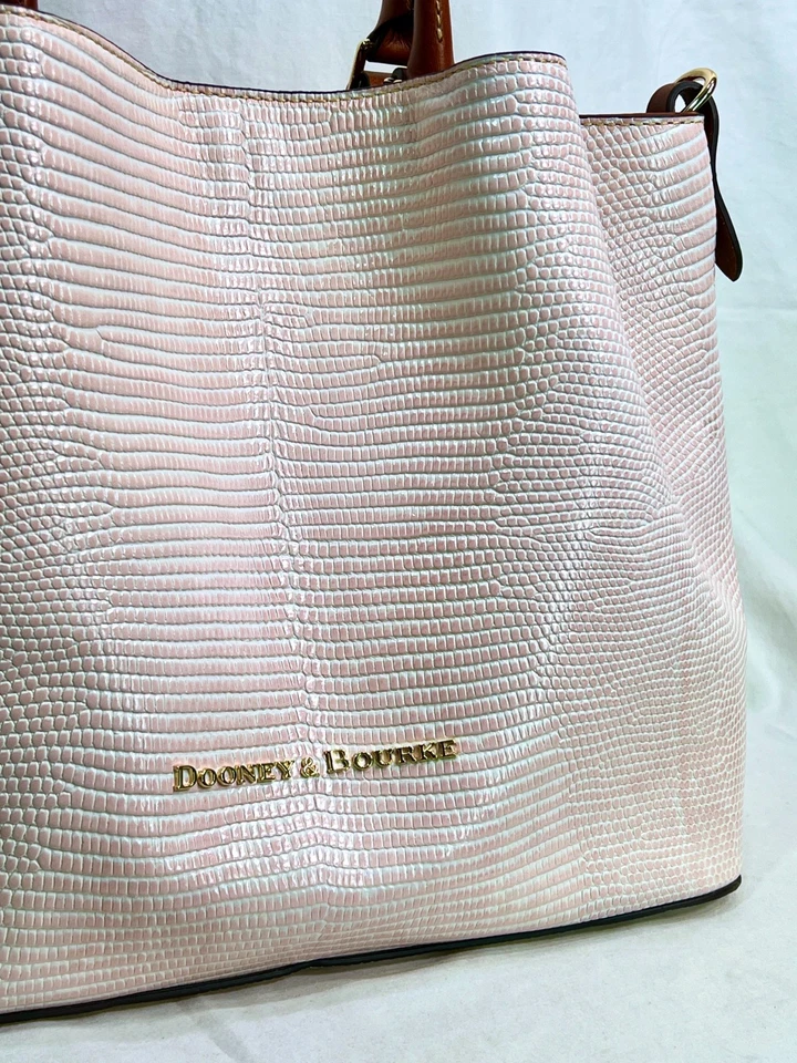 NUEVO SIN ETIQUETAS Dooney & Bourke Grande Repujado Lagarto Barlow Bolso Cartera ROSA RUBOR Foto 3 de 4