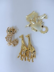 Authentic VTG JEWELRY LOT 3 PCS - SIGNED "AJC/ AVON/ GOLD PLATED PIN BROOCH - E 43