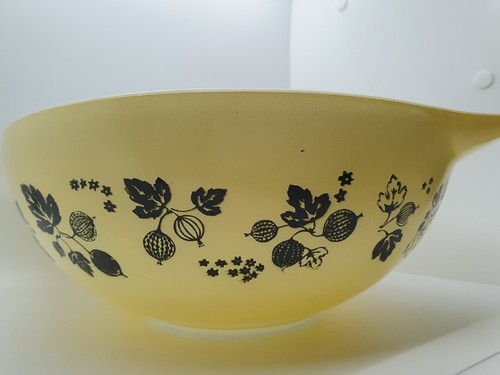 Large 13" Pyrex Gooseberry 442 Bowl Black on Yellow Cinderella Vintage Glass - Picture 7 of 24