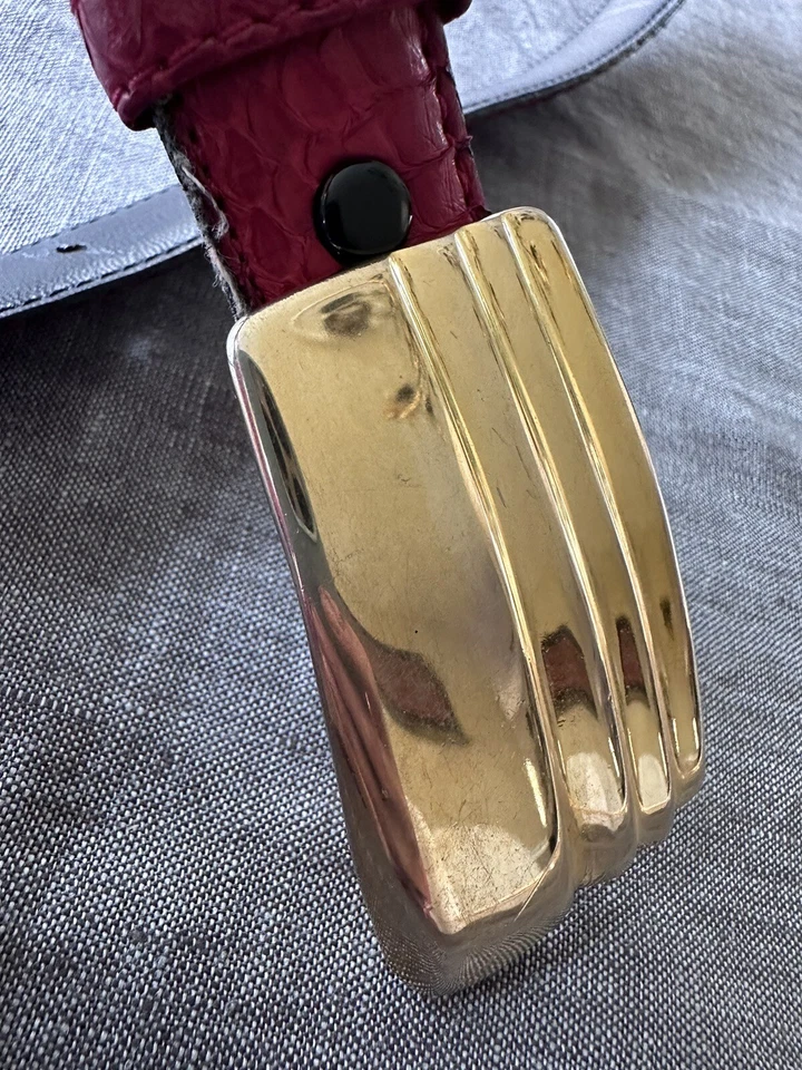 Cinturón Kathy Young de colección firmado hebilla de latón macizo arte abstracto piel de serpiente roja M Foto 4 de 4