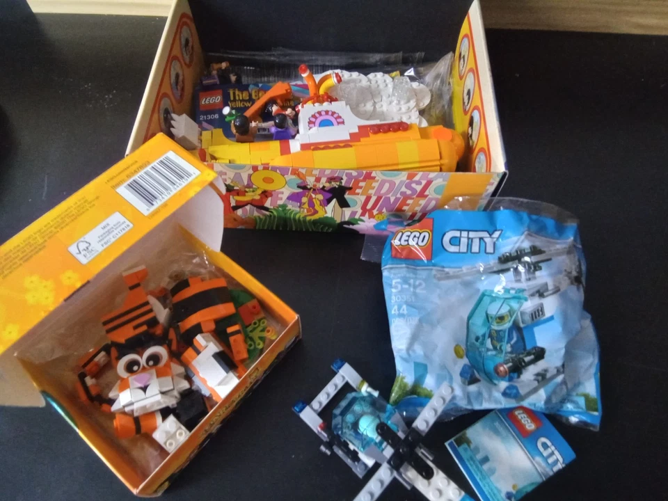 LEGO Ideas: The Beatles Yellow Submarine (21306) with 40491 and 30351 bonus - Image 2 of 2