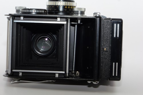 Rolleiflex 3.5F 6x6cm TLR Film Camera. Zeiss Planar 75mm f3.5 Lens. Case. Hood. - Picture 14 of 22