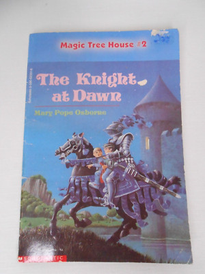 THE KNIGHT AT DAWN (MAGIC TREE HOUSE #2) MARY POPE OSBORNE SCHOLASTIC, INC. D1