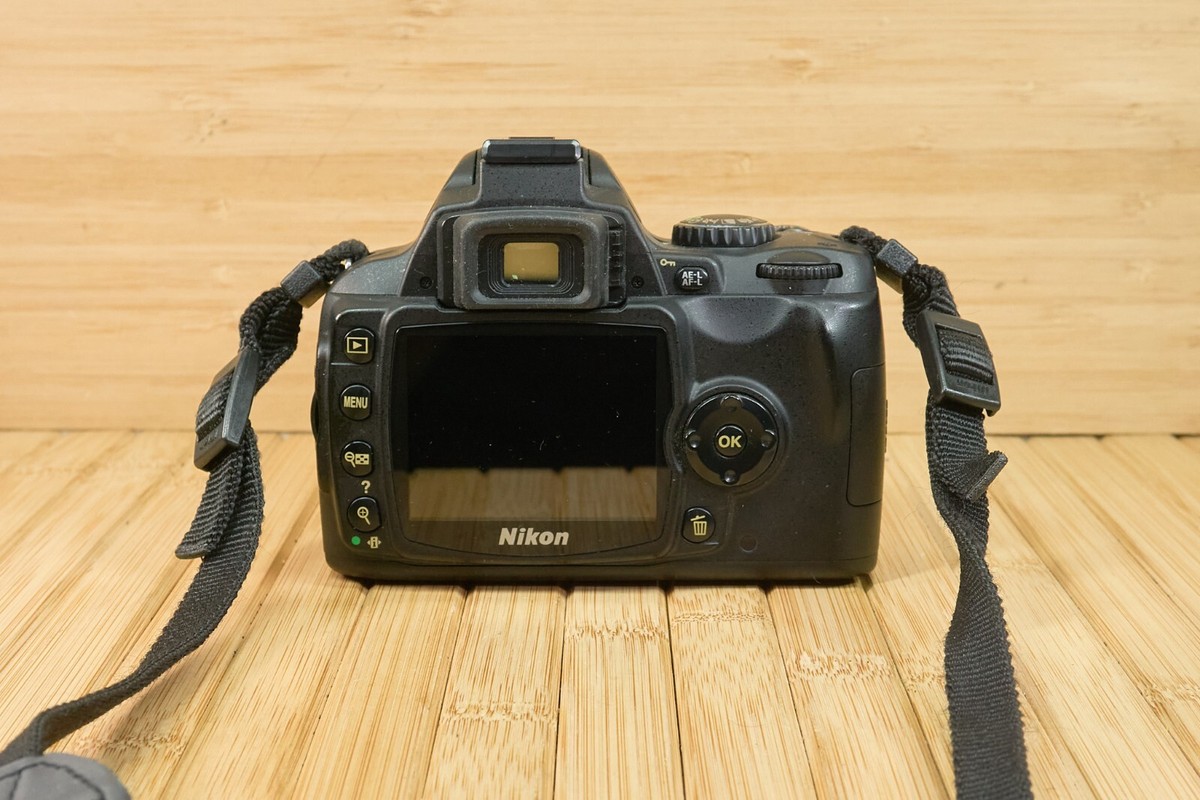 Nikon D40 6.1MP Digital SDLR Camera AF-S Nikkor VR 18-55mm f/3.5