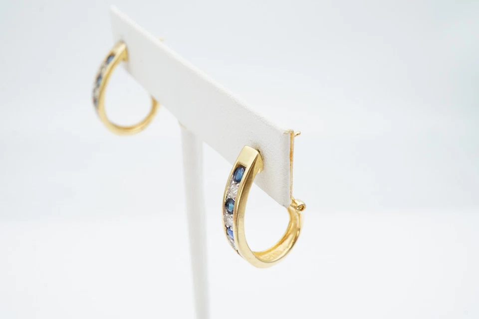 Pendientes Omega de oro amarillo de 14 k con zafiro y diamantes Alwand Vahan Foto 4 de 4