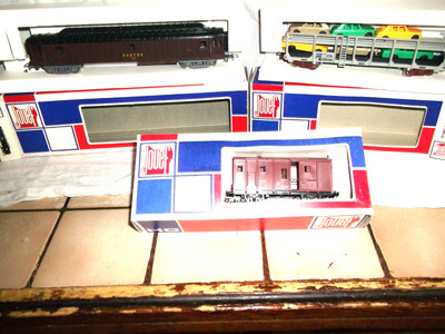 TRAIN HO JOUEF ANCIEN ANNEES 60 LOT 4 WAGONS ET 10 BOITES DE RAILS TBEB