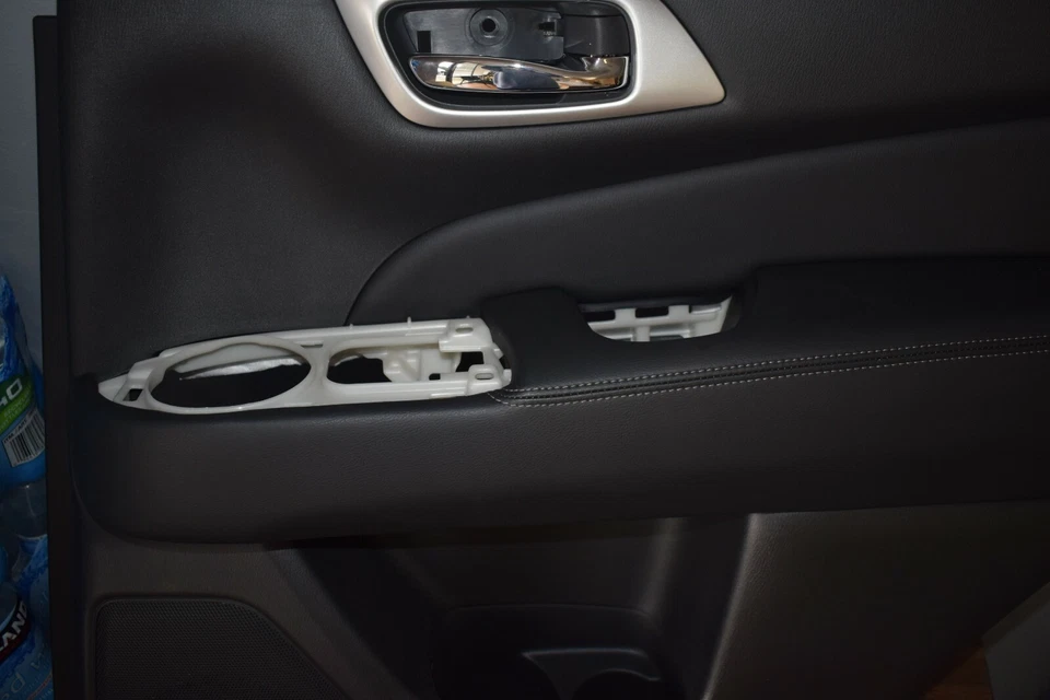 Nissan Pathfinder 2014-2020 acabado R. módulo de ajuste puerta derecha, trasero 829A0-9PR1A Foto 4 de 4