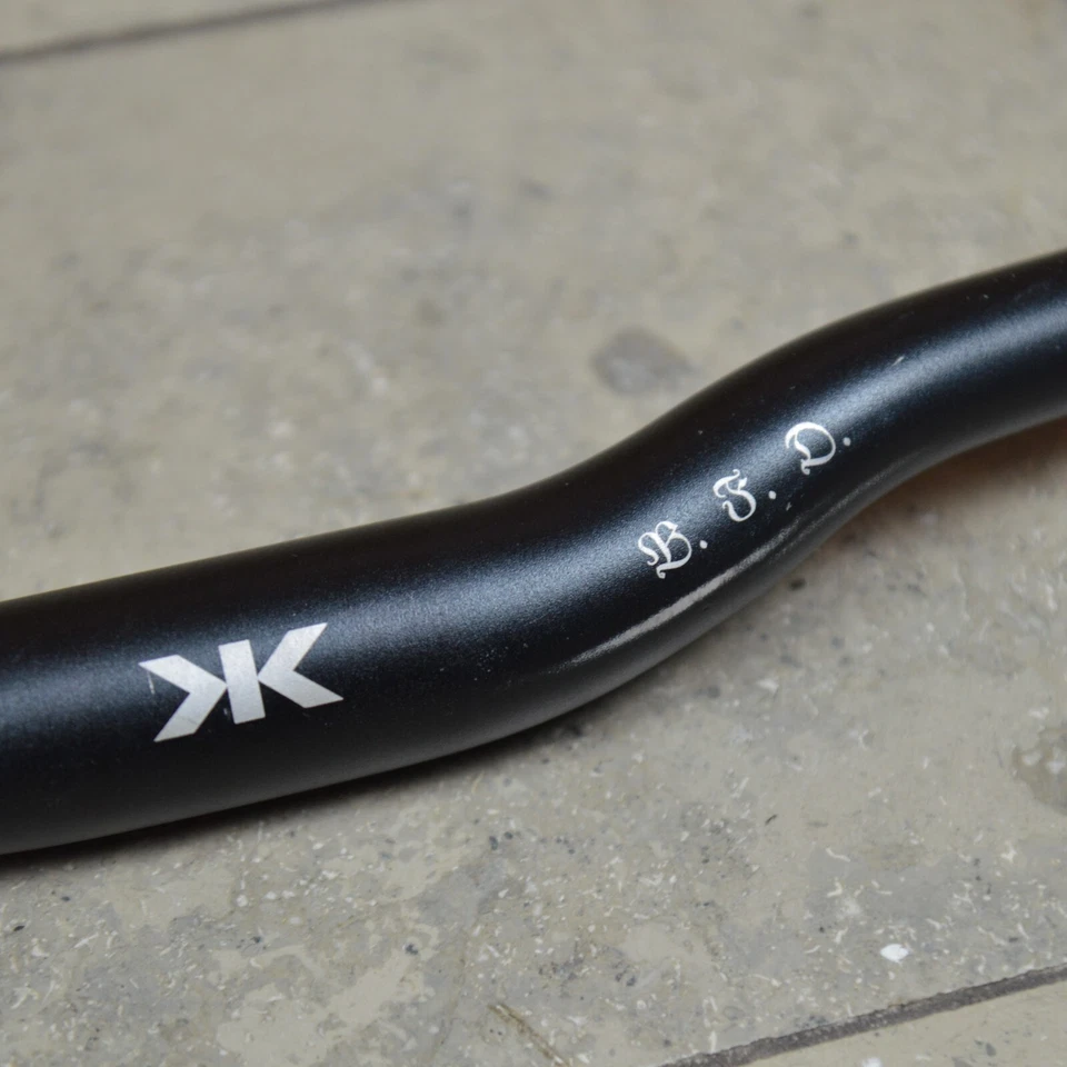 Manillar de bicicleta de montaña Kore Torsion BFD 710 mm de ancho negro 31,8 mm abrazadera 375 g DH Foto 3 de 4