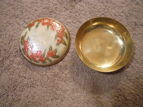 VTG SOLID BRASS LIDDED TRINKET BOX, PAINTED ENAMEL POINTSETTIA HOLLY, INDIA - Picture 4 of 15