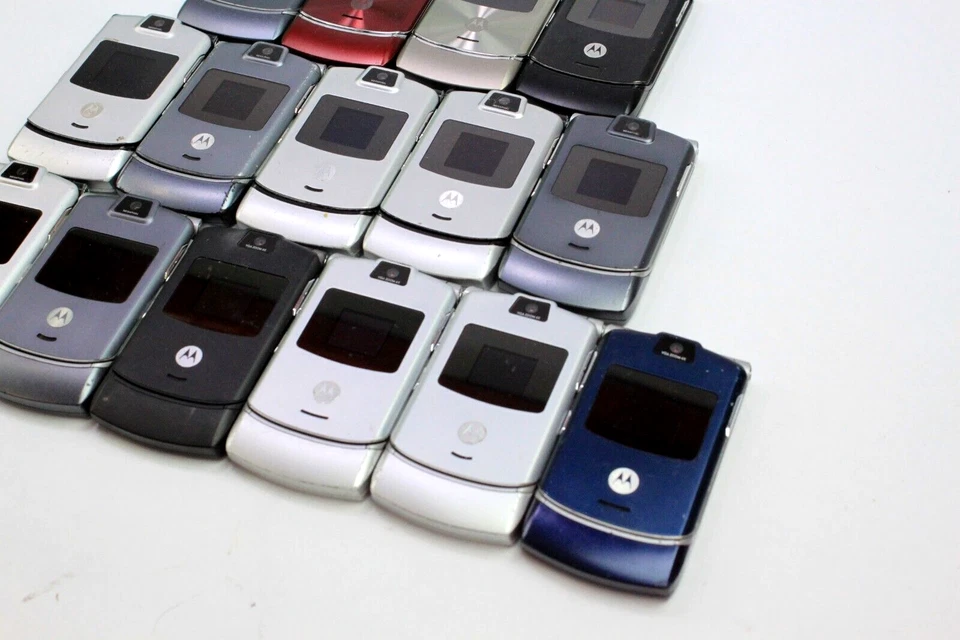 Lot of 19 Not Working Motorola Flip Phones V3 Seling As Is - Image 3 of 4