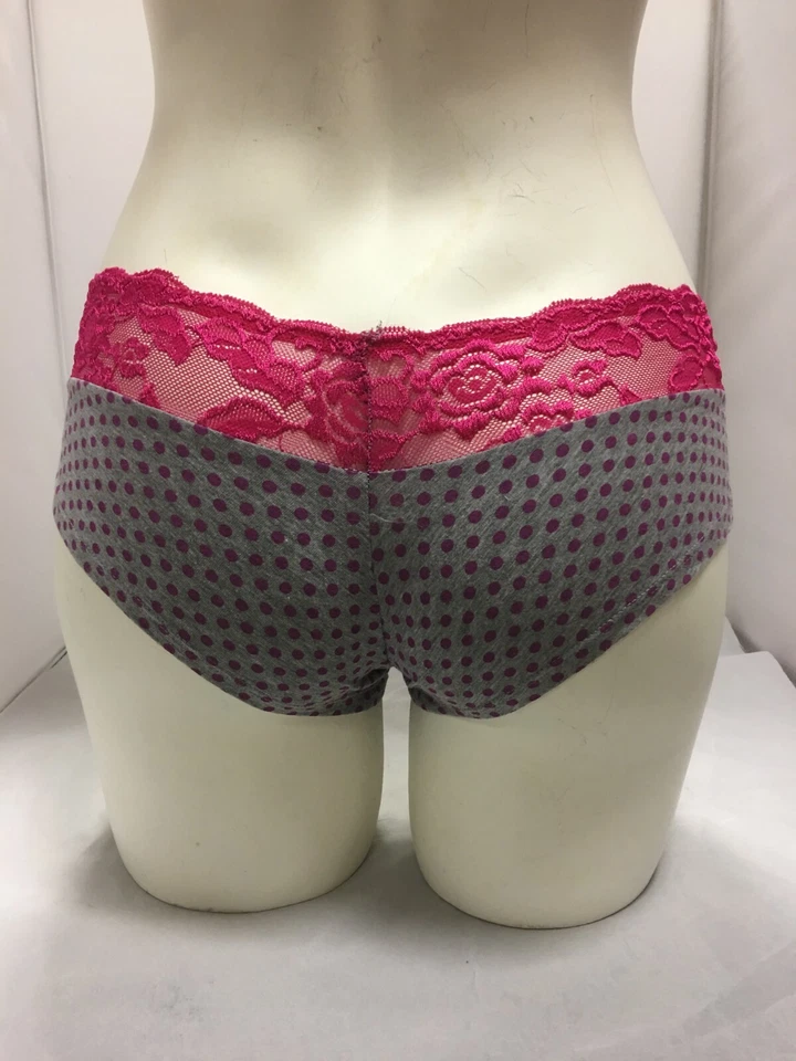 Bikini braguita con detalles de encaje rosa diseño Charlotte Russe puntos grises opciones de talla Foto 3 de 3