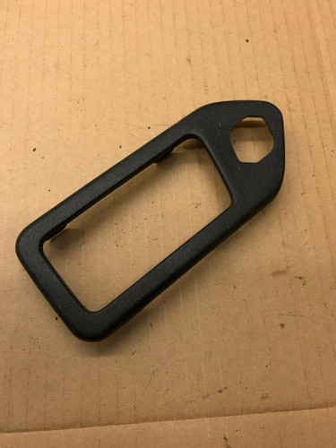 VW PASSAT B3 INNEN TÜR VERRIEGELUNG AUSLÖSEBLENDE EINFASSUNG HINTEN RECHTS SCHWARZ