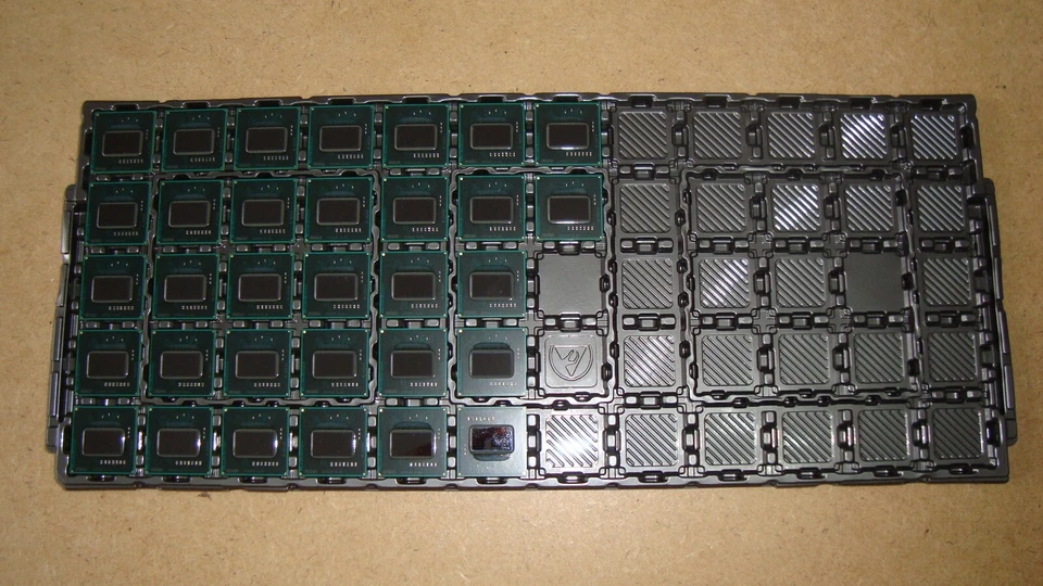 Intel SLJ36 - Intel Atom E620T 1 Core 600MHz - BGA676 - - Immagine 4 di 4